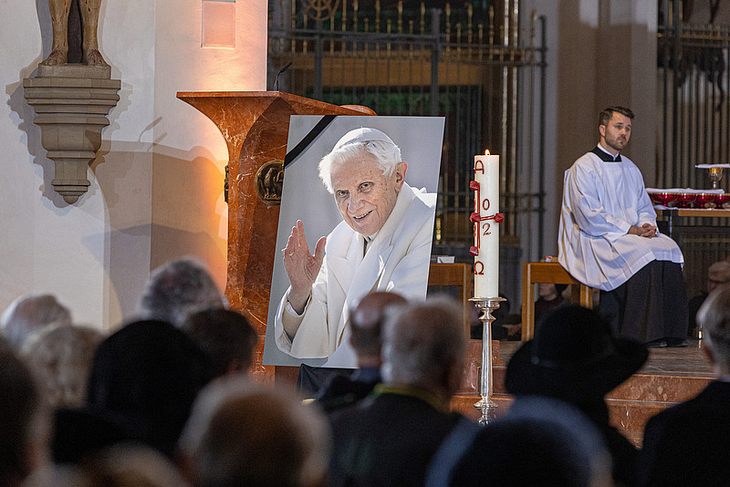 Bild von Benedikt XVI. im Münchner Liebfrauendom
