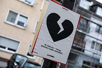 Ein Plakat zum Attentat in Hanau mit einem schwarzen, gebrochenen Herzen und der Aufschrift 
