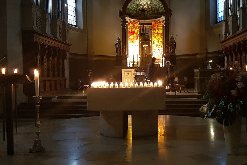 Altarraum mit Kerzen