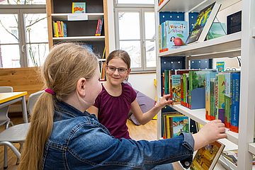 Kinder in der Bücherei Stephanskirchen.
