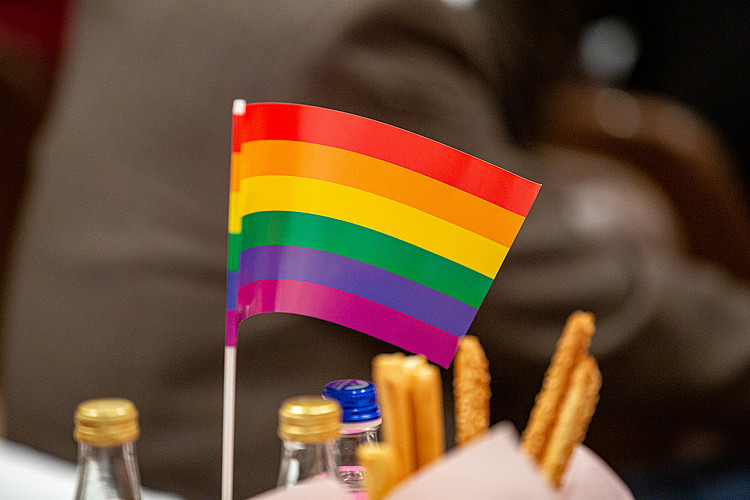 Ein kleines Regenbogenfähnchen mit Snacks auf einem Tisch.