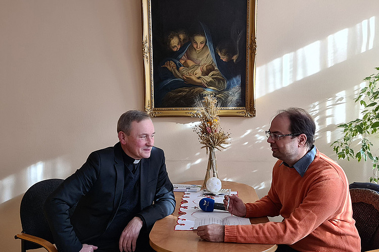 Pfarrer Viitovich (links) im Gespräch mit Florian Ertl von der Münchner Kirchenzeitung