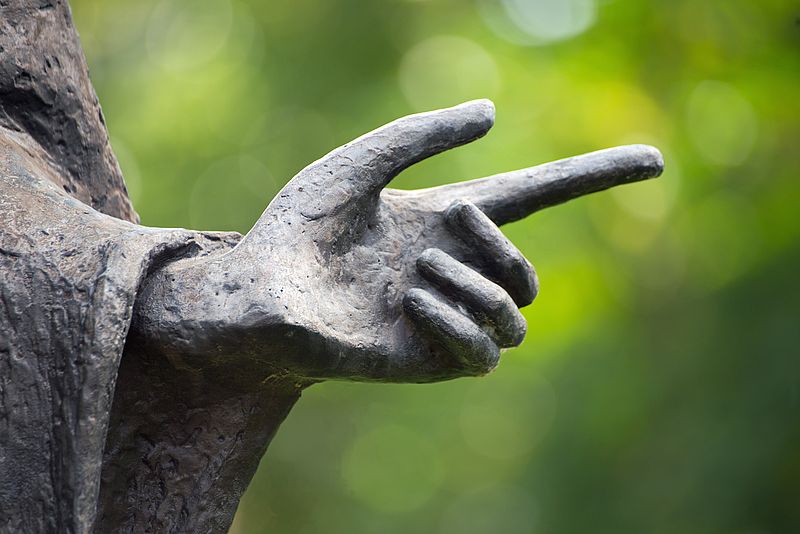 Hand einer Statue mit ausgestrecktem Zeigefinger