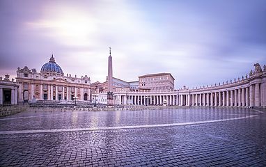 Blick auf Petersplatz und Petersdom in Rom