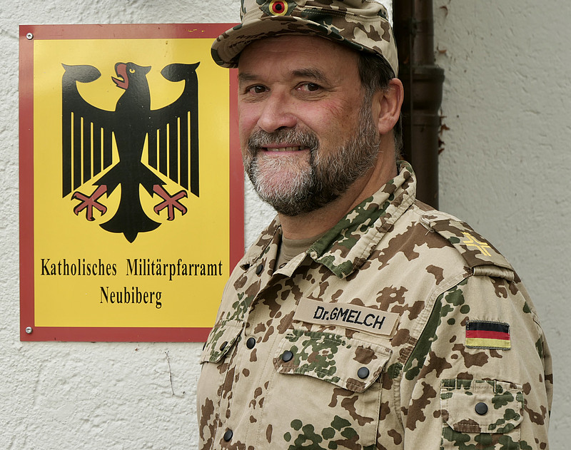 Michael Gmelch vor einem Schild des Militärpfarramts Neubiberg