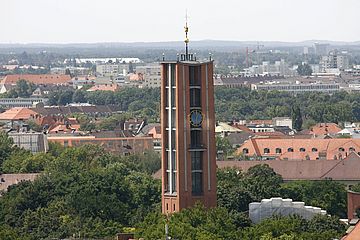 Blick vom Turm der St. Peter Kirche auf die Matthäuskirche 