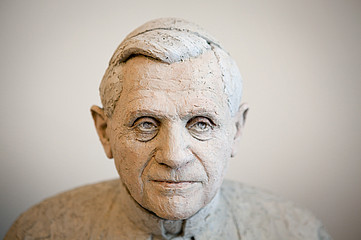 Ein Gipsmodell einer Büste von Papst Benedikt XVI. vom Bildhauer Johann Brunner im Institut Papst Benedikt XVI. am 21. Juli 2016 in Regensburg.