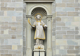 Steinerne Figur von Märtyrer Stephanus.