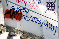 Graffiti an Treppenaufgang mit Titel "Gegen Antisemitismus" 
