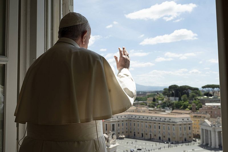 Papst Franziskus winkt aus dem Fenster auf den leeren Petersplatz