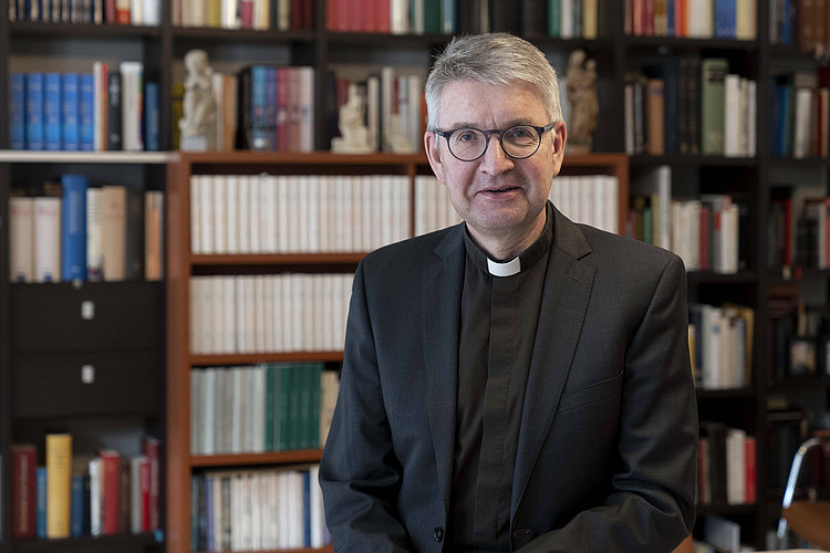 Bischof Peter Kohlgraf: Mann mit grauen Haaren und Brille