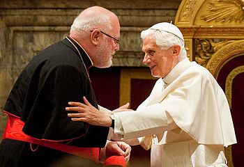 Kardinal Reinhard Marx, Erzbischof von München und Freising, gratuliert Papst Benedikt XVI. am 16. April 2012 während einer Audienz im Vatikan zu dessen 85. Geburtstag.