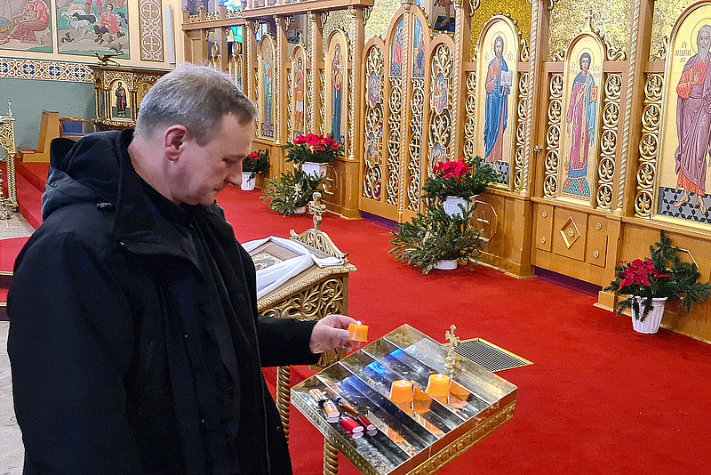 Pfarrer Wolodymyr Viitovich entzündet Opferkerzen in der Münchner Kathedrale Maria Schutz und St. Andreas der ukrainischen griechisch-katholischen Gemeinde.