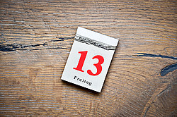 Kalenderblatt mit der Aufschrift "13, Freitag"