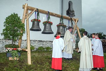 Klingen künftig im Wamberger Kirchturm: die von Pfarrer Lackermeier geweihten neuen Glocken für Sankt Anna.