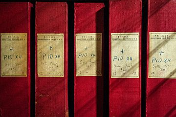 Eine Reihe von roten Aktenordnern zum Pontifikat von Papst Pius XII. im Vatikanischen Apostolischen Archiv 