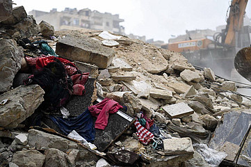 Persönliche Gegenstände von Bewohnern in einem Trümmerhaufen eines durch ein Erdbeben zerstörten Wohngebäudes in Aleppo