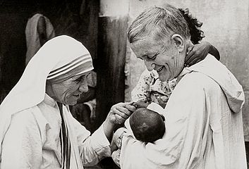 Treffen von Mutter Teresa und Frère Roger Schütz in einem Waisenhaus in Kalkutta