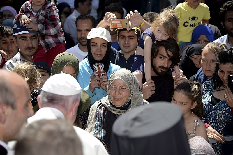 Papst Franziskus hat bereits 2016 von der griechischen Insel Lesbos aus zu internationaler Solidarität mit Flüchtlingen aufgerufen.