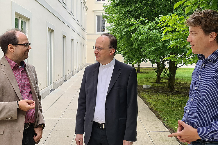 Florian Ertl und Joachim Burghardt im Gespräch mit Generalvikar Christoph Klingan. 