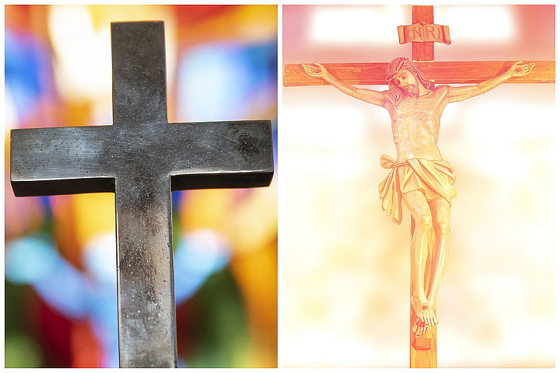 Zwei Kreuze vor hellem Hintergrund, das rechte ist mit Jesus am Kreuz