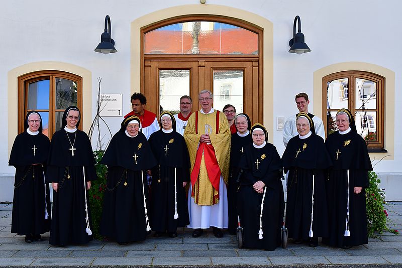 Gruppenfoto Jubilarinnen mit Generalleitung, Pfarrer, Pastoralpraktikant und Ministranten