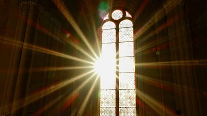 - stock.a Sonnenstrahlen scheinen durch ein altes Kirchenfenster 