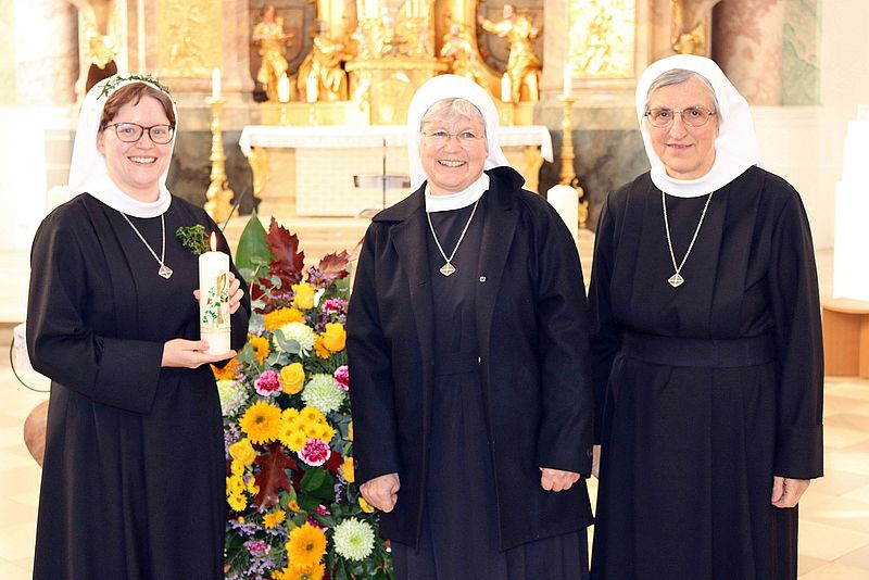 Schwester Josefa Maria mit Noviziatsleiterin Schwester Katharina und Generaloberin Schwester Rosa Maria Dick
