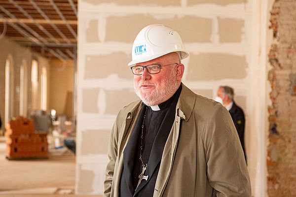 Kardinal Reinhard Marx besucht die Baustelle des Diözesanmuseums (Bild: Kiderle)