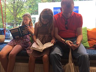 Christina und Charlotte sind ganz vertieft in ihre Bücher. Papa Livonius hat seine Töchter gerne in den Lesetraum begleitet.
