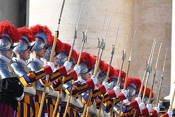 Schweizergarde beschützt den Papst.