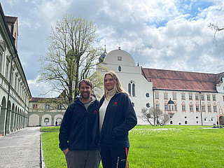 Jörg Koalick und Katharina Drexler vor dem Kloster