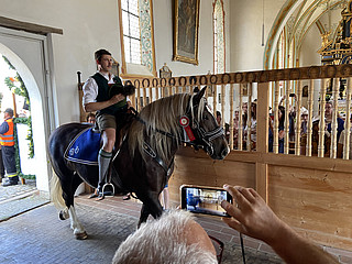 Reiter auf Pferd in der Kirche