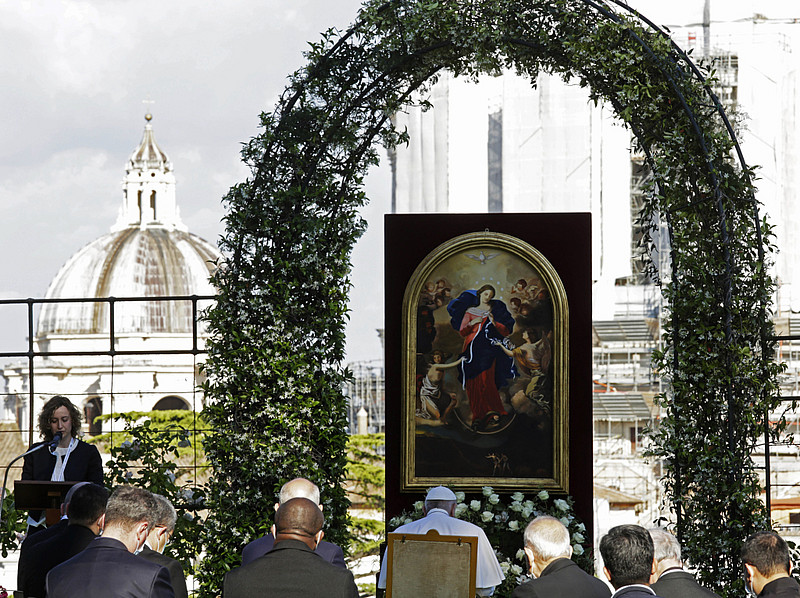 Papst Franziskus betet am 31. Mai 2021 in den Vatikanischen Gärten im Vatikan beim Gebetsmarathon für ein Ende der Corona-Pandemie vor einem Gemälde von Maria Knotenlöserin.