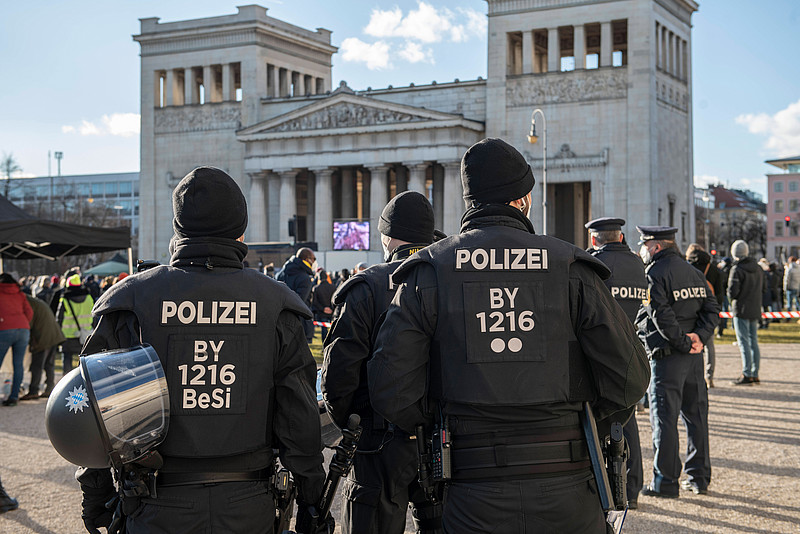 Polizisten am Rande einer Querdenker-Demo auf dem Münchner Königsplatz