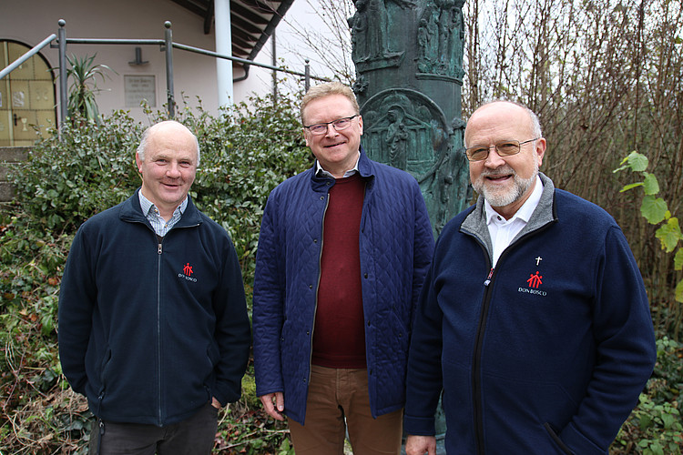 Salesianer Walter Kirchmann mit zwei seiner Mitbrüder