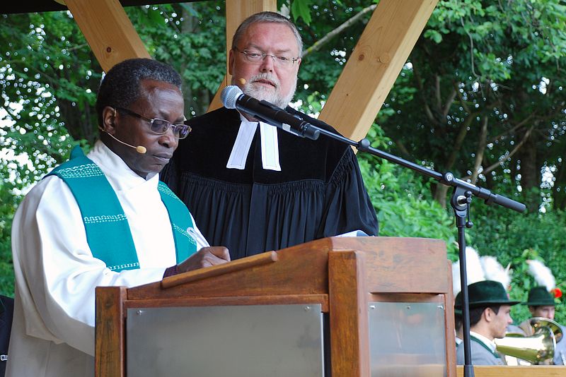Pfarrer Olivier Ndjimbi-Tshiende 2013 mit seinem evangelischen Kollegen, Pfarrer Manfred Groß