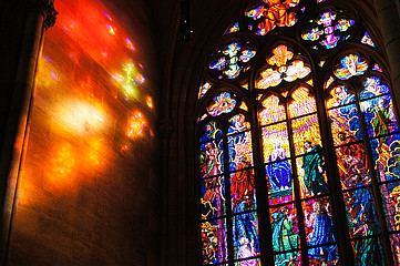 Licht fällt durch ein buntes Kirchenfenster