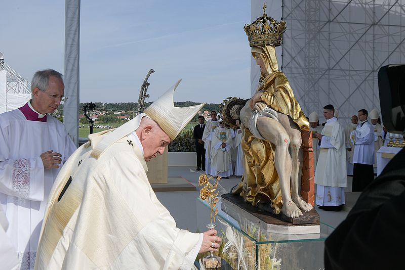 Papst Franziskus legt eine goldfarbene Rose vor eine Figur der Maria von den Sieben Schmerzen, vor der Basilika von den Sieben Schmerzen Mariens am 15. September 2021 in Sastin-Straze (Slowakei).