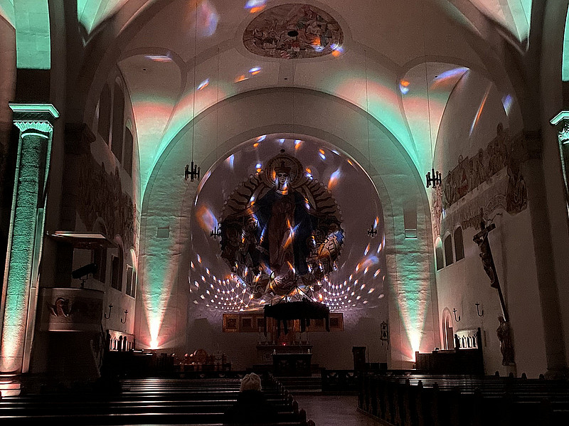 Kircheraum in buntes Licht getaucht