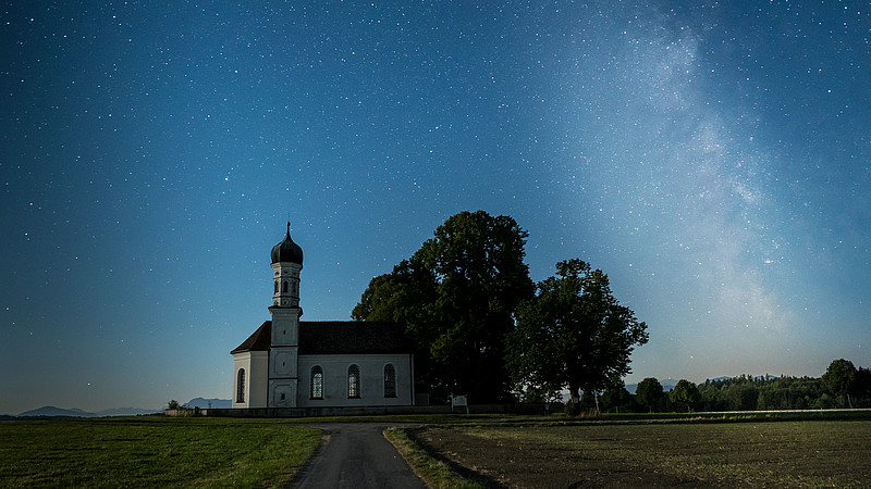 Kirche mit Baum bei Nacht