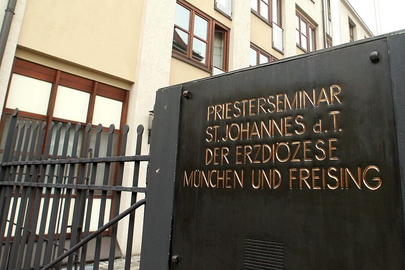 Eingang zum Priesterseminar St. Johannes der Täufer der Erzdiözese München und Freising