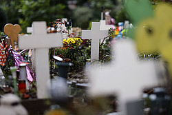 Windspiele, Blumen und Spielzeuge schmücken Kindergräber auf dem Melaten-Friedhof in Köln. 