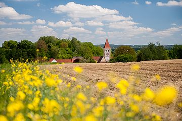 Blick über Felder auf Kirche in Freinhausen im Paartal