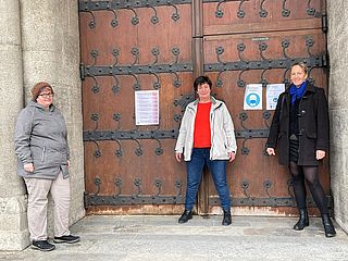 An allen Kirchentüren im Pfarrverband München Westend, wie hier in St. Rupert, haben Vertreterinnen von Maria 2.0 ihre Reformthesen angebracht. 