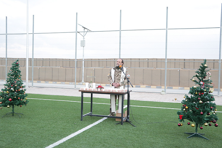 Michael Gmelch feiert den Heiligabend-Gottesdienst auf einem Sportplatz beim Auslandseinsatz in Jordanien.