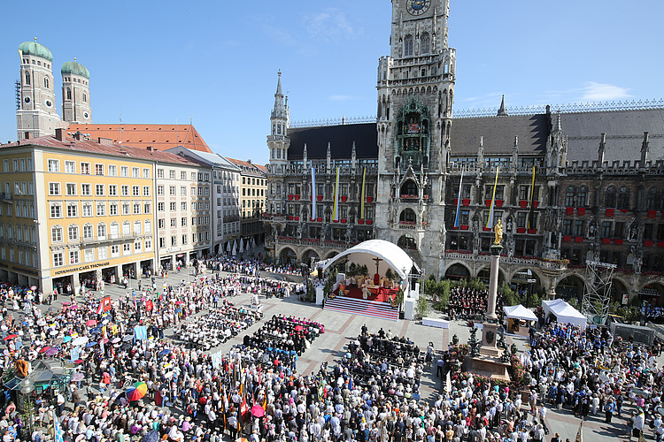 Blick auf den Marienplatz in München bei Fronleichnamsmrozession