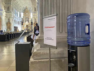 Trinkwasserspender in Kirche