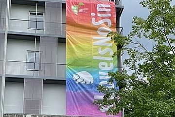 Regenbogenfahne am KorbiniansHaus der Kirchlichen Jugendarbeit in München-Haidhausen