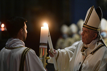 Papst entzündet Osterkerze